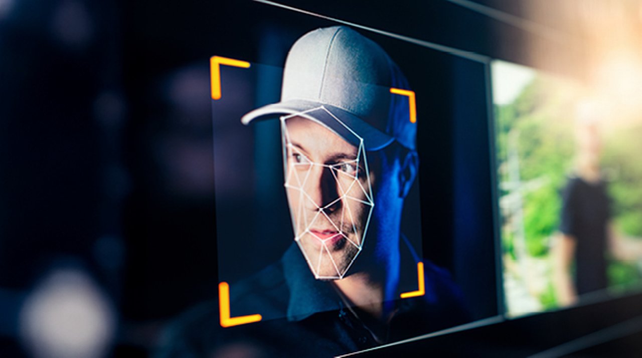 Gesicht eines Mannes mit Schildkappe, das in einer Software zur Gesichtserkennung analysiert wird